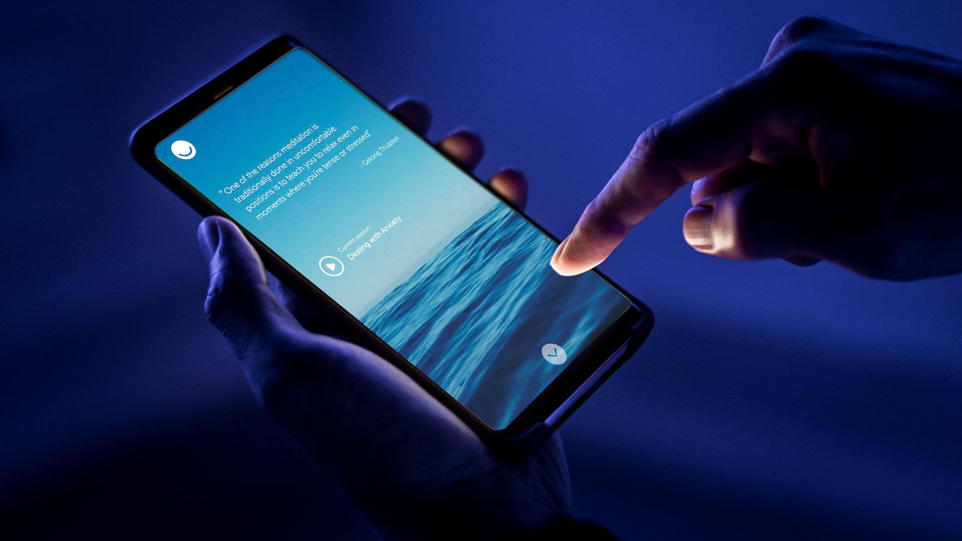 Person holding a phone with the Samten app on