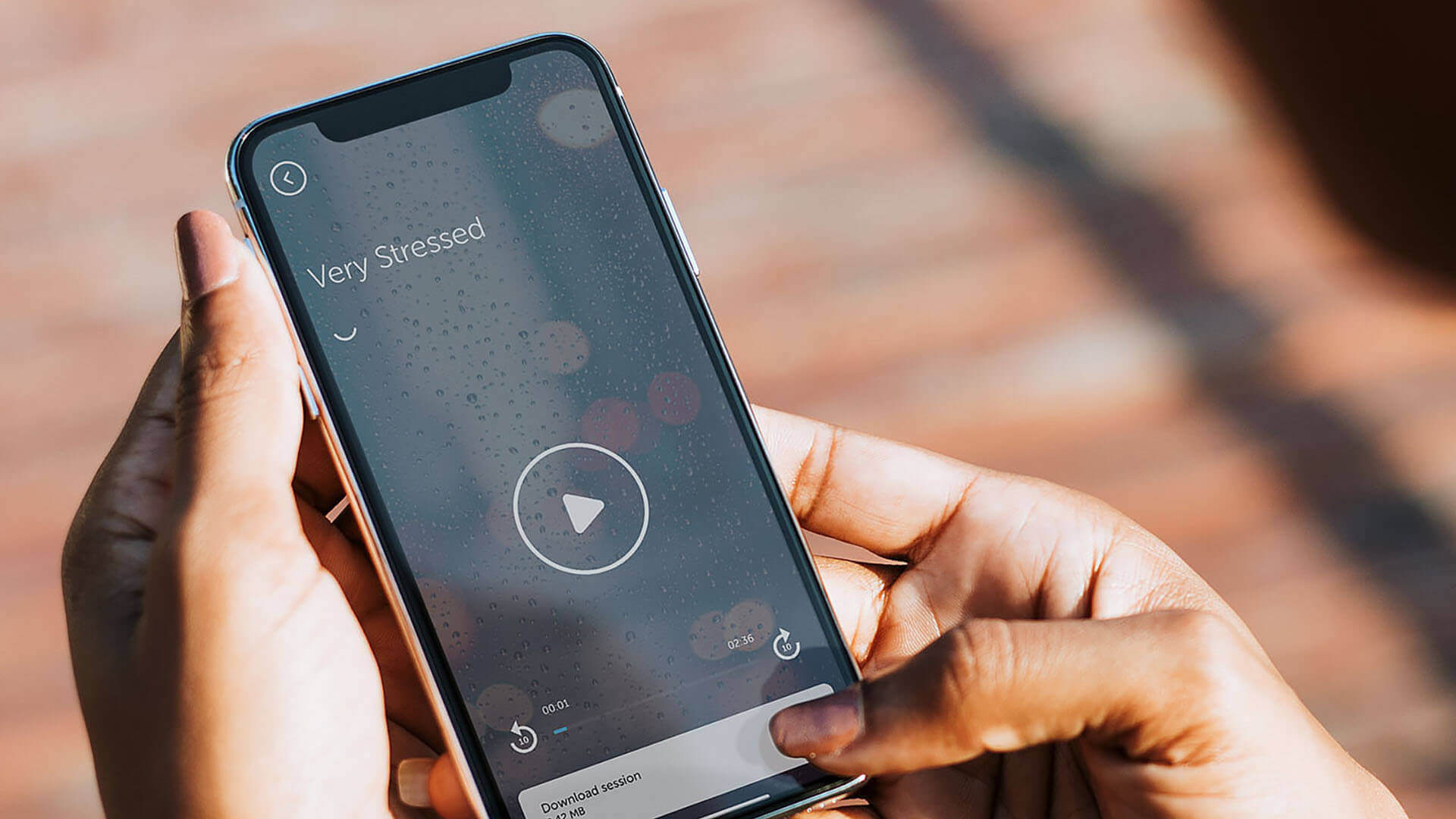 Person holding a phone with the Samten app displayed