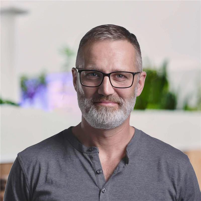 Simon Allen headshot